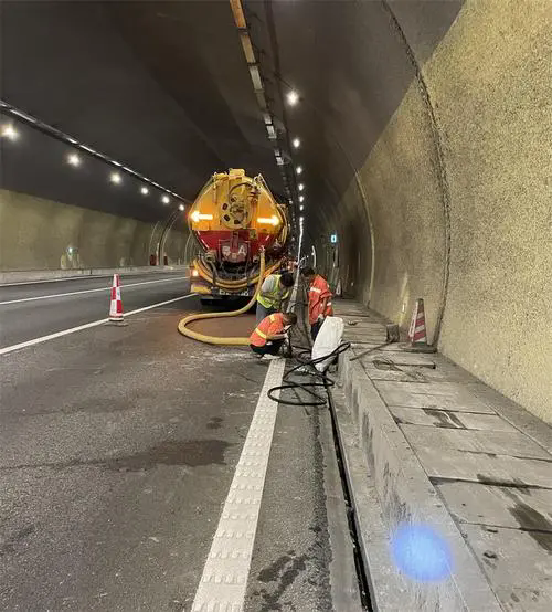 广河隧道排水渠清淤